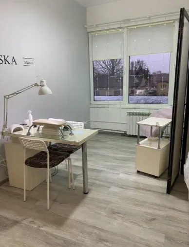 У центрі Луцька продають нейл-студію (фото)
