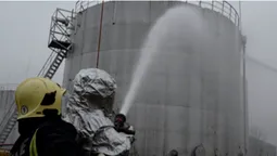 Рятувальники залили водою і піною нафтобазу у Луцьку (фото)