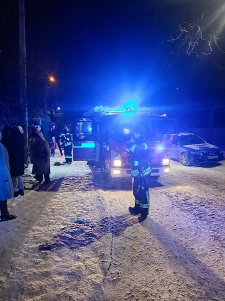 У Луцьку в під'їзді будинку знайшли пакет з невідомою речовиною – територію огородили (фото)