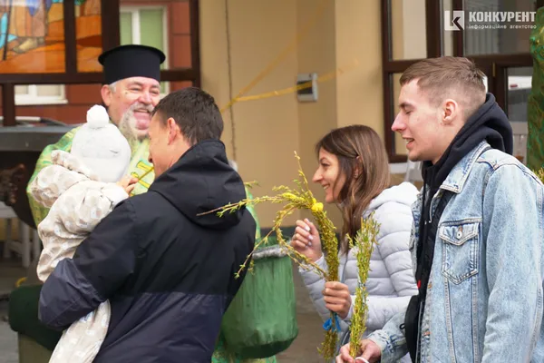 Вербна неділя: тисячі лучан у центрі міста «б'ють» і вітають один одного (фото, відео)