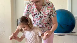 Заново вчиться рухатися, говорити та їсти: 6-річна волинянка відновлюється після страшної ДТП