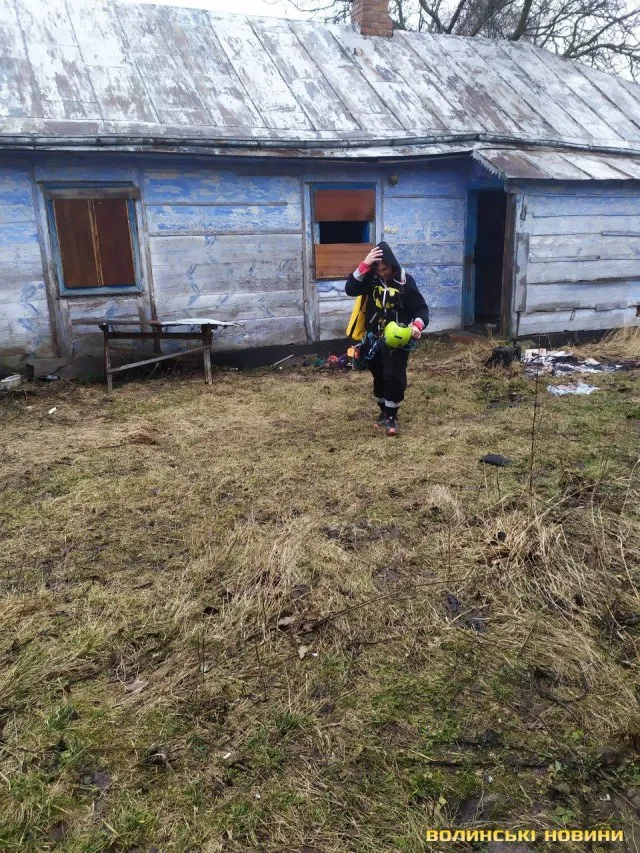 Біля Луцька дівчата дістали з 25-метрового колодязя собаку (фото, відео)