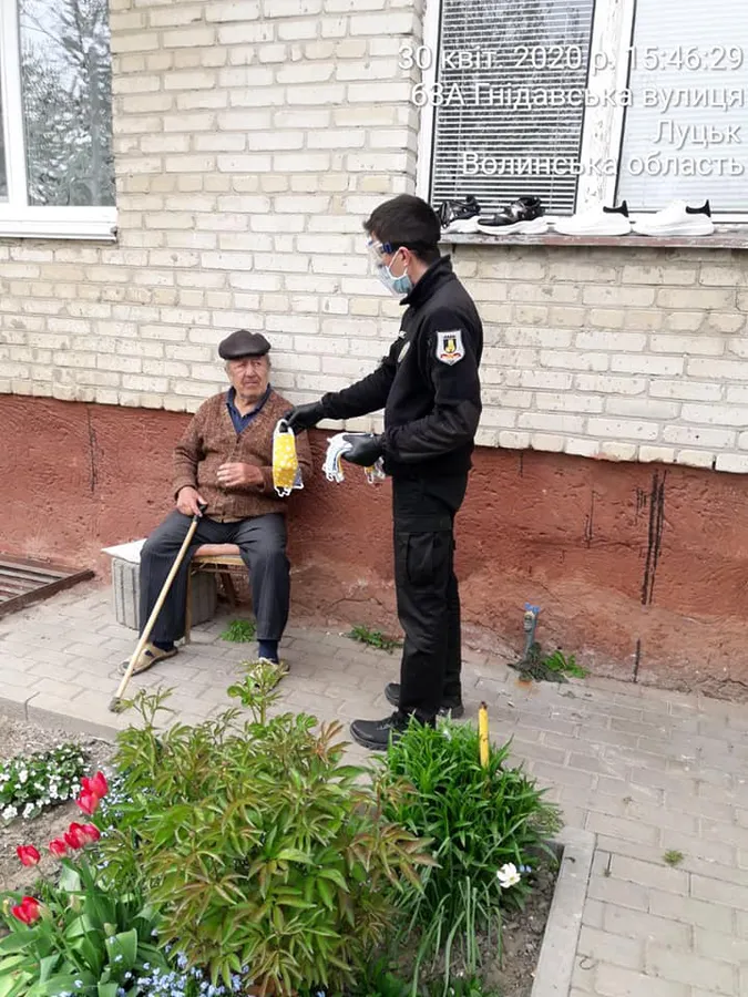 Муніципали роздали сотні саморобних масок від небайдужої лучанки (фото)