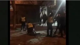 У Луцьку біля «Гроно маркету» патрульні затримали чоловіка та завезли в ТЦК (відео)