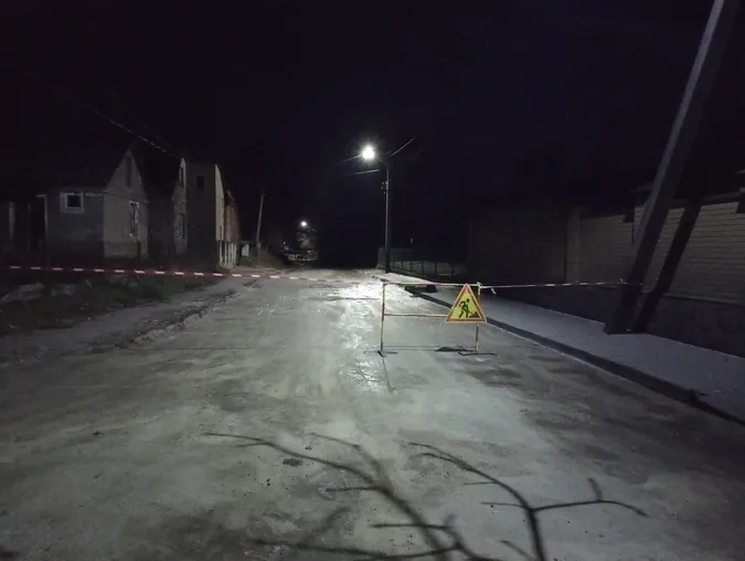 У Володимирі автівка ледь не впала у 4-метрову яму через розваги п'яних молодиків (фото)