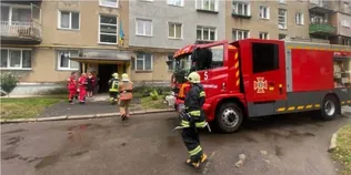 Лізли через вікно: у Нововолинську рятували чоловіка із зачиненої квартири (фото)
