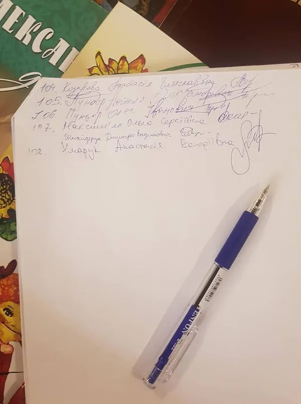 У Луцьку збирають підписи на підтримку книгарні «Освіта»