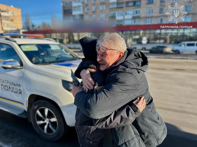У Луцьку патрульні за дотримання ПДР дарували подарунки водіям і пішоходам (фото)
