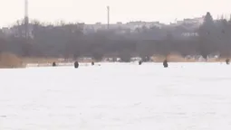 На Стиру у Луцьку влаштували небезпечні забавки на льоду: що там чудять (відео)