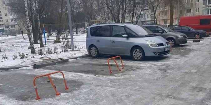 У Луцьку муніципали демонтують юніпаркери, які автовласники встановили у своєму дворі (фото)
