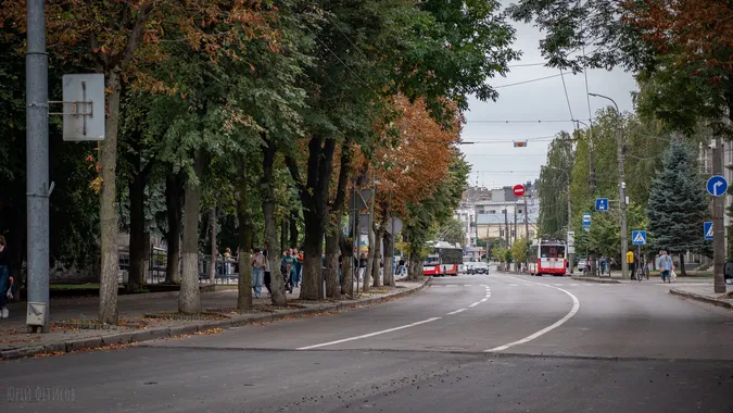 Гамірно і людно: осінь в центрі Луцька (фото)