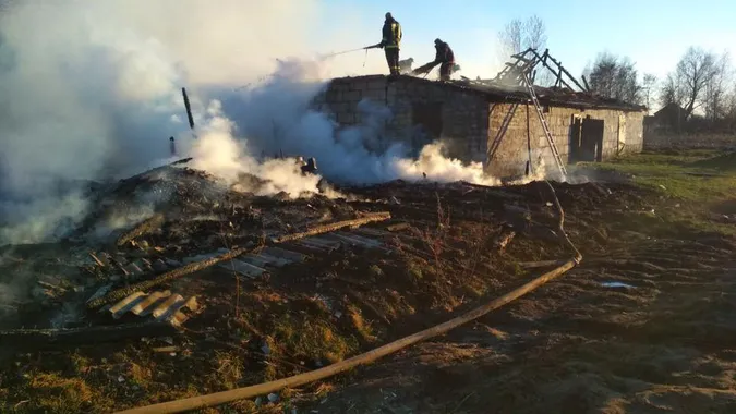 На Волині діти підпалили господарські будівлі (фото)