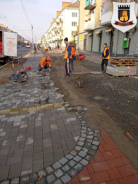У центрі Луцька хлібовоз пошкодив новеньку бруківку (фото)
