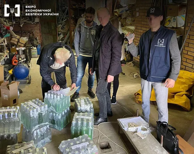 На Волині накрили гаражі з купою «лівого» алкоголю (фото)