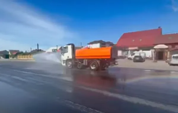Дороги Волині поливають водою через аномальну спеку