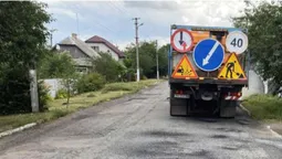 На Волині ліквідовують вибоїни на дорогах – водіїв просять бути обережними (фото, відео)