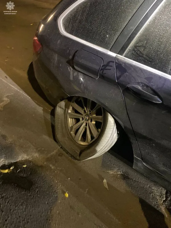 Відірване колесо та помʼятий бампер: у Луцьку на Теремнівській сталася аварія