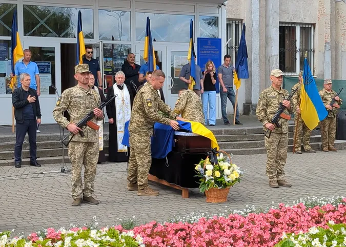 Майже рік вважався зниклим безвісти: Ковель навколішки попрощався з Героєм Віктором Дорощуком