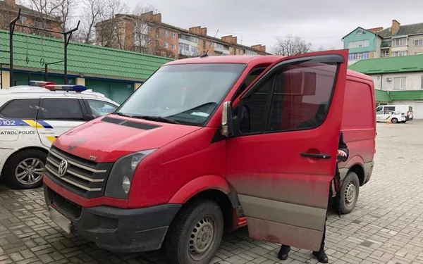 Перший пішов: у Рівному в п'яного водія конфіскували бус на потреби армії (фото)