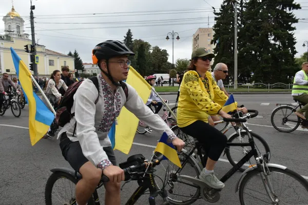 У вишиванках і з прапорами: у Луцьку відбувся традиційний велопробіг до Дня міста (фото)