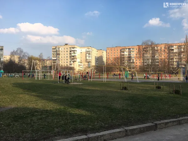 Безлюдна автостанція і «туси» в парку: як карантинить Луцьк 19 березня (фото)