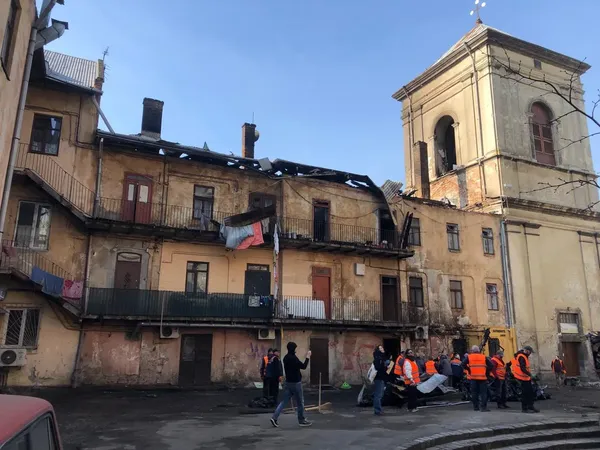 «Дерев'яні частини вигоріли вщент»: у Львові будинок став аварійним після влучання шахеда (фото)