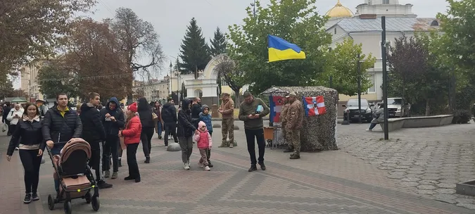У центрі Луцька – намет з військовими: що вони там роблять (фото)