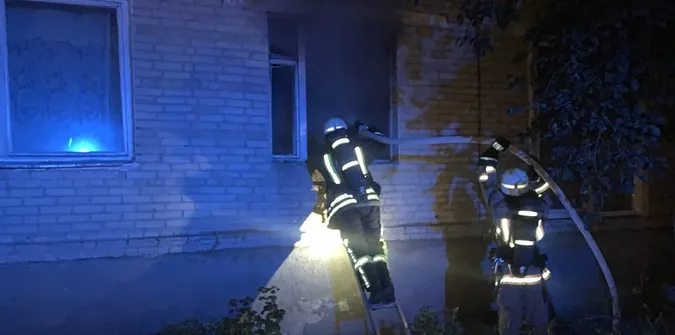 Докурився: у Нововолинську горіла квартира у п'ятиповерхівці (фото)
