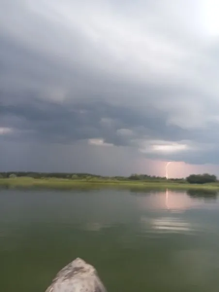 Темно-синьо в небі і в воді: озеро Люб'язь перед грозою (фото)