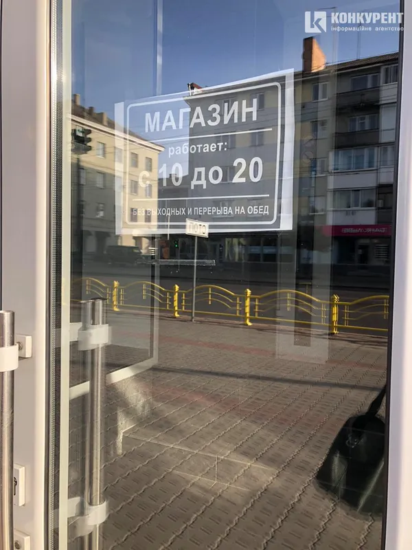 B2B Jewelry досі працює у Луцьку: на вітрині магазину – вивіска російською (фотофакт)