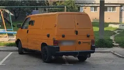 У Луцьку на Конякіна п'яний на бусі врізався у паркан і почав хуліганити (фото)