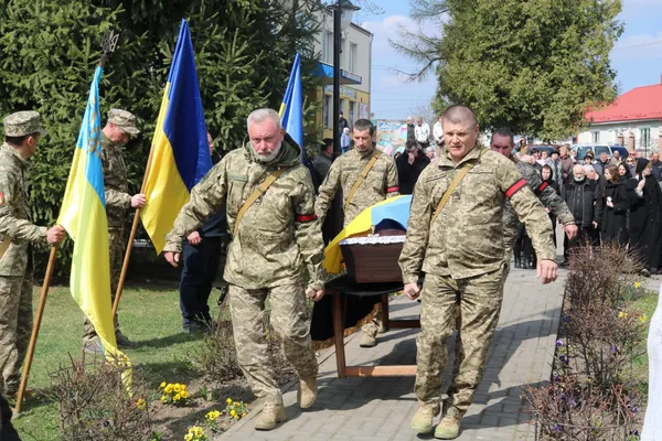 Життя присвятив порятунку інших: на Волині попрощалися з Героєм Олександром Батурою (фото)