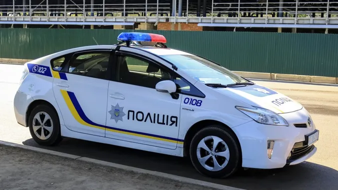 На Волині чоловік переїхав лежачу людину на дорозі і отримав за це штраф