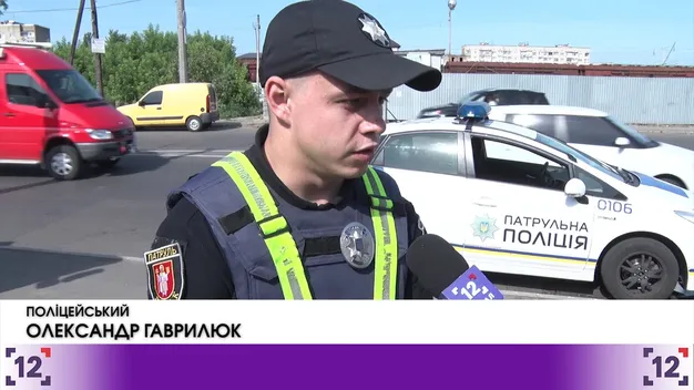 Мікроавтобус в'їхав у контейнер на Варшавському ринку (відео)