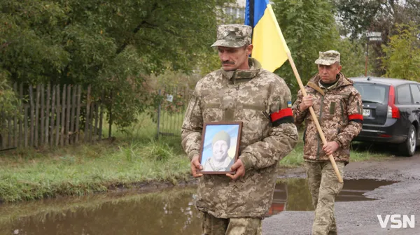 Повернувся «на щиті»: на Волині попрощалися з воїном Сергієм Шевчуком (фото)