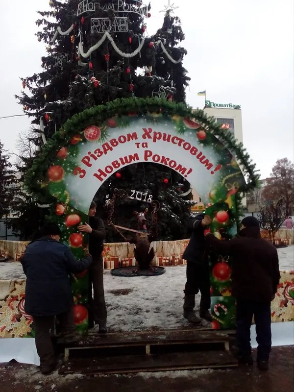 Біля головної ялинки Луцька облаштовують дитяче містечко (фото)