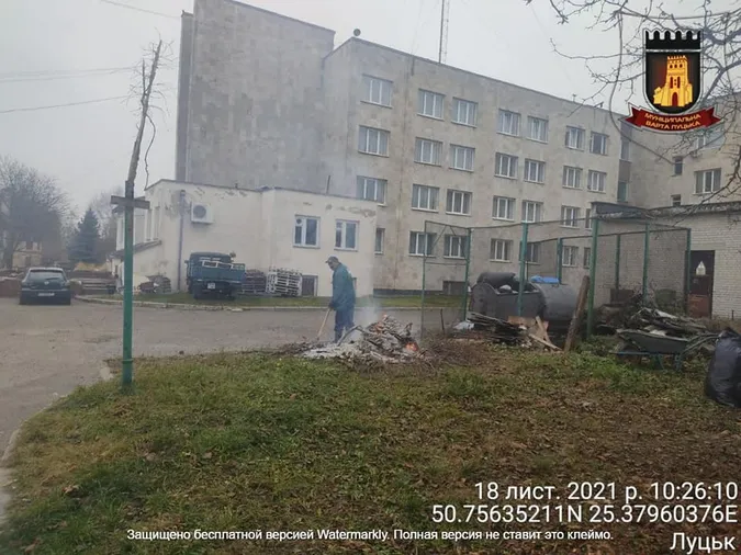 У Луцьку муніципали покарали двірника, який задимів проспект Відродження (фото)