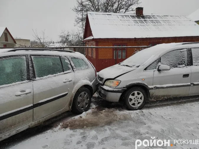 Розвернуло на 180 градусів: у Рожищі – аварія на слизькій дорозі (фото)