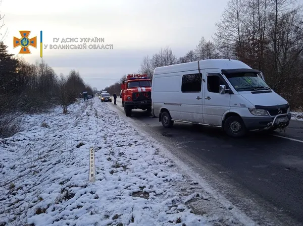 На Волині рятувальники витягнули з перевернутого буса двох жінок (фото, відео)