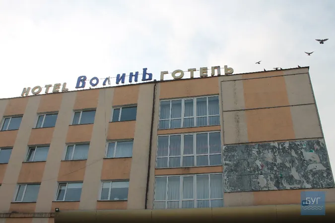 На Волині з четвертого поверху готелю випав чоловік (відео)