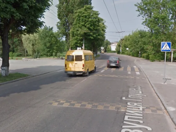 На вулиці Глушець замість «лежачих поліцейських» пропонують встановити світлофор