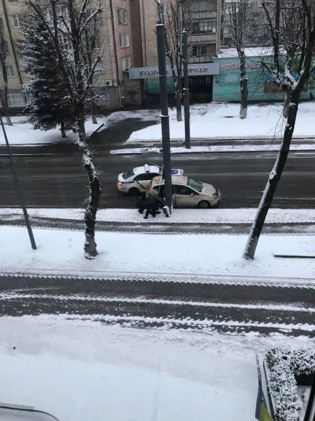 У Луцьку авто патрульних в’їхало в таксі (фото, оновлено)