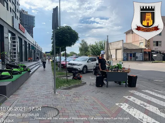 У Луцьку продавці влаштували виставку на парковці (фото)