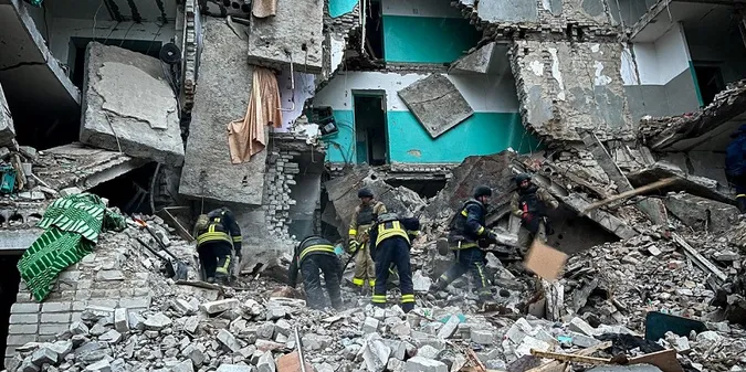 У Глухові під завалами на місці ворожого удару загинули 12 людей (фото)