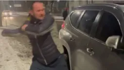У Луцьку неадекват «побився» з автівкою (відео)