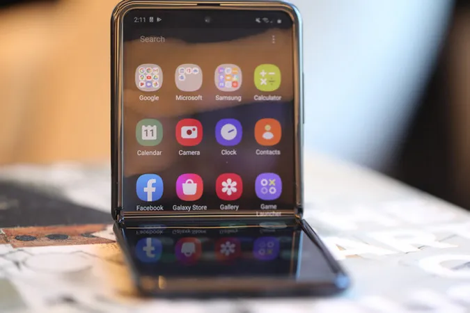 Samsung презентувала новинку – «розкладачку» Galaxy Z Flip (фото, відео)