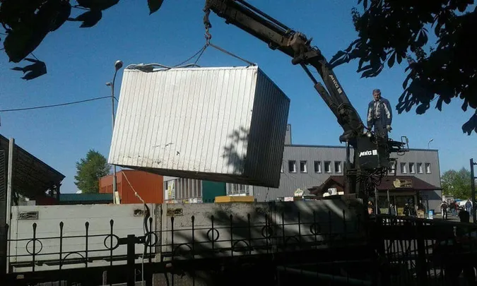 У Луцьку «знесли» незаконний контейнер між Автостанцією №1 та «Слоном» (фото)