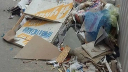 Під паркан луцького ЦНАПу викинули гору сміття (фото) 