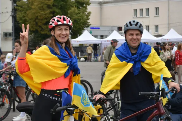 У вишиванках і з прапорами: у Луцьку відбувся традиційний велопробіг до Дня міста (фото)