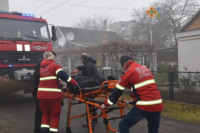 Госпіталізували чоловіка: з'явились нові деталі пожежі в Луцьку на вулиці Гнатюка (фото, відео)